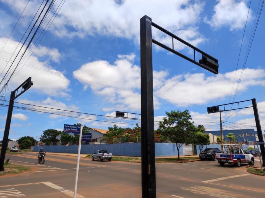 Novo Semáforo Instalado pela Prefeitura em Cruzamento Estratégico de Três Lagoas