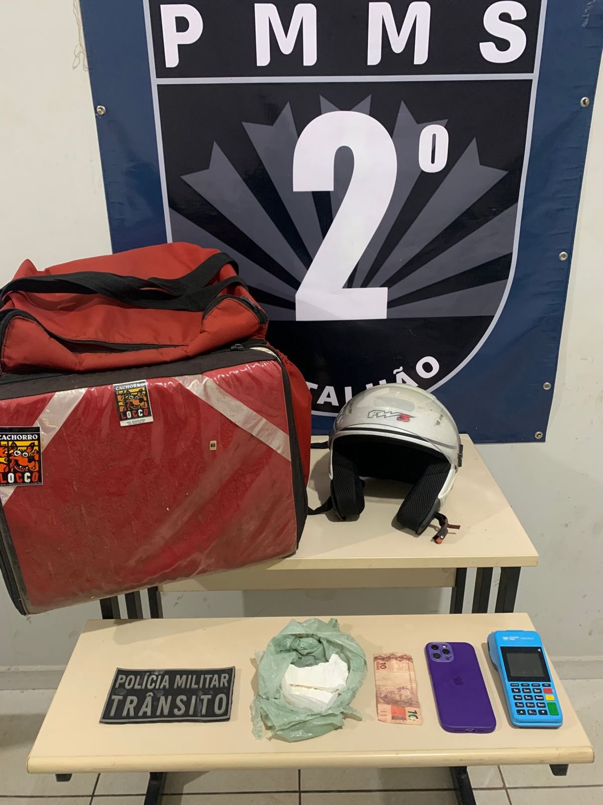 Motociclista é detido com entorpecentes em mochila de delivery no centro de Três Lagoas