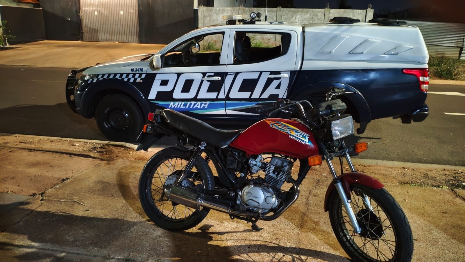 "Estralou" o escapamento da moto, fez pose e agiu com arrogância: ele apenas se esqueceu da equipe do sargento J. Corrêa, da PM, que flagrou tudo