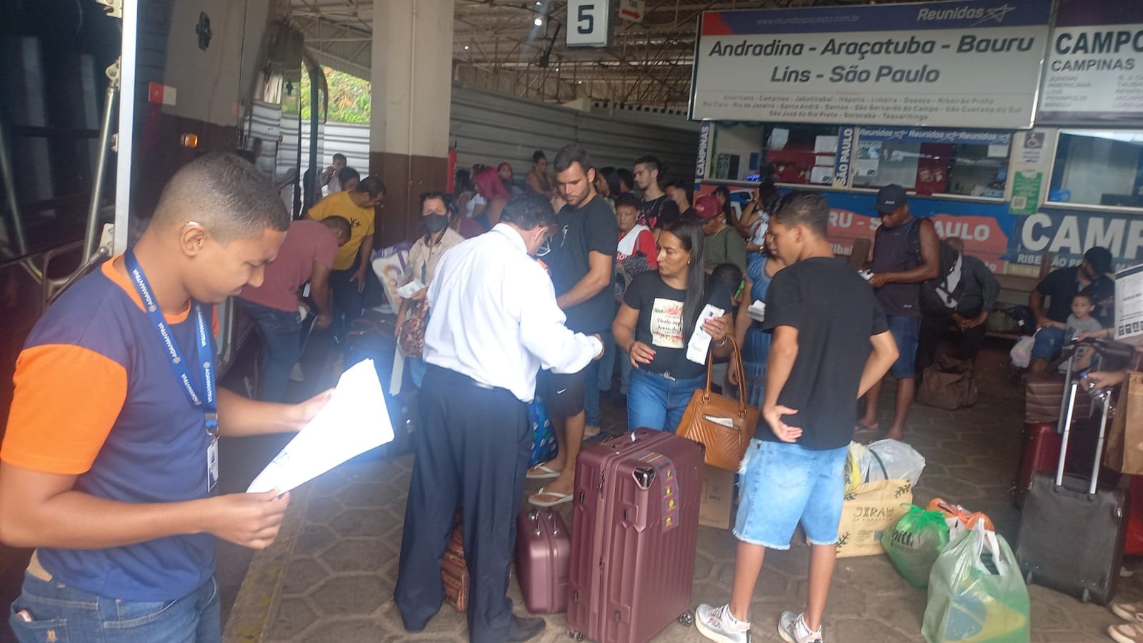 Rodoviária de Três Lagoas registra aumento de 60% no movimento de fim de ano, impulsionado por despedidas e reencontros