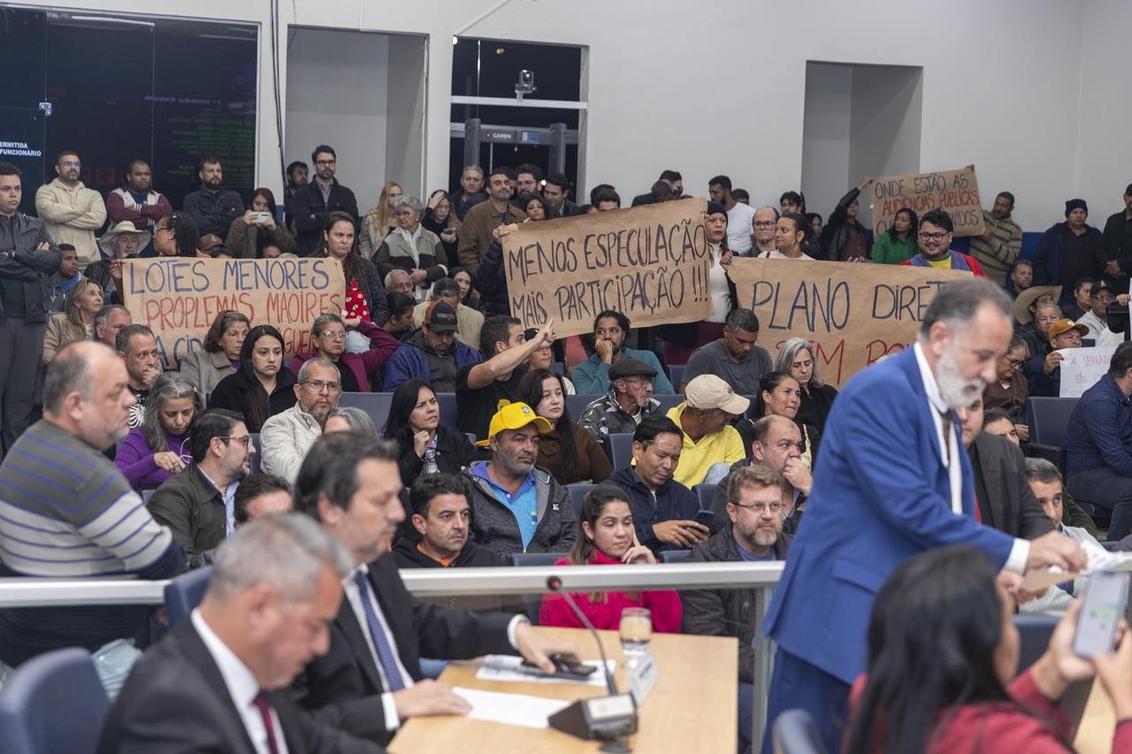 Novo Plano Diretor é aprovado em sessão repleta de tensão, protestos e confrontos entre vereadores