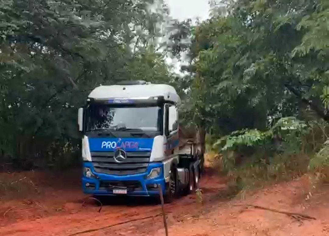 Carreta atolada em via da ‘Mata Cascalheira’ leva ao cancelamento de atendimento para 85 crianças atípicas em Três Lagoas