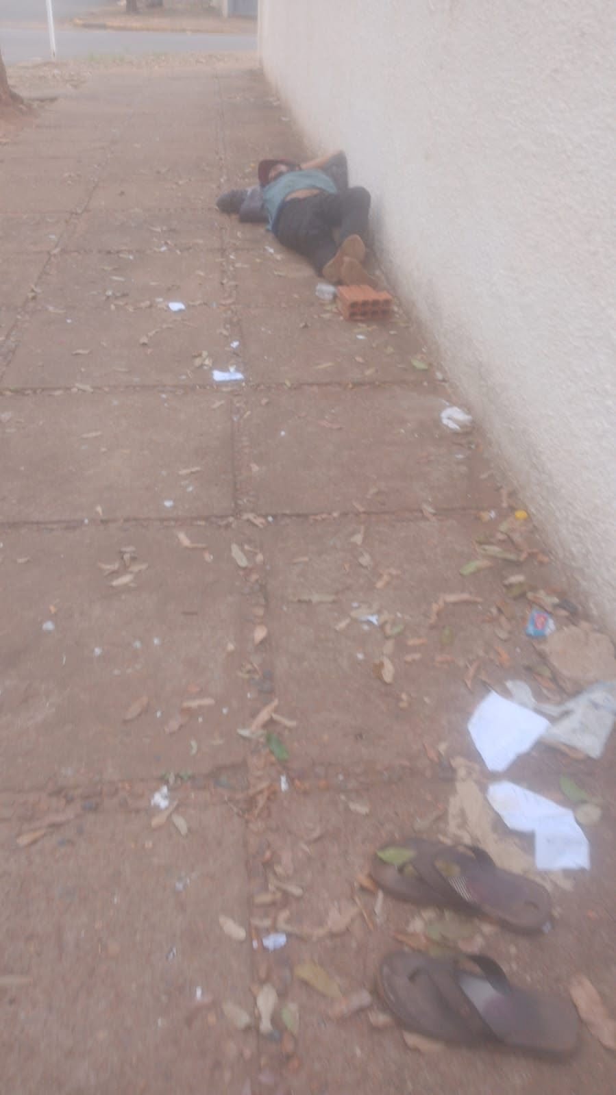 Com facilidade para adquirir cachaça e crack, viciados relutam em aceitar ajuda e deixar o vício, e o problema parece estar longe de uma solução