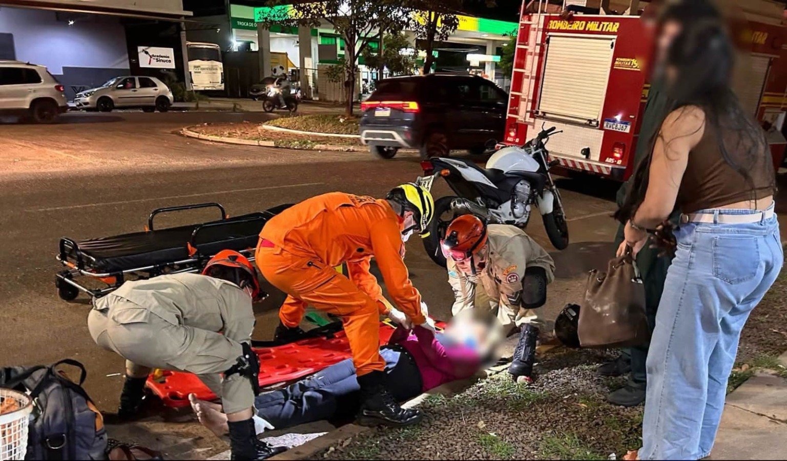 Veículo não respeita preferencial em avenida e provoca acidente ao colidir com moto