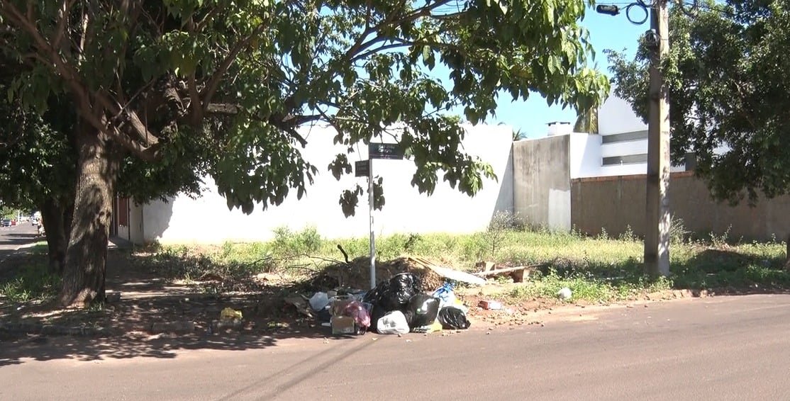 Chuvas de Verão e Terrenos Baldios Sujos Aumentam Multas em Três Lagoas