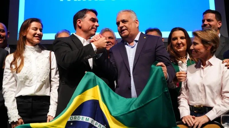 Flávio Bolsonaro oficializa Alfredo Gaspar como vice, confirmando chapa pura do PL à Presidência