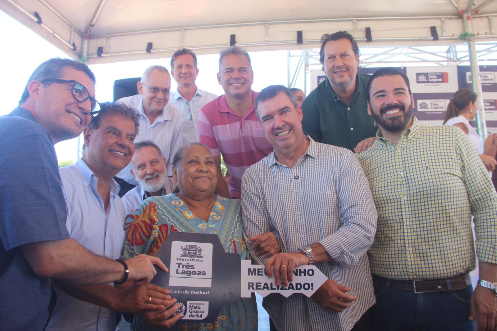 Governador de MS marca presença em Três Lagoas com entrega de moradias e celebração do aniversário do prefeito