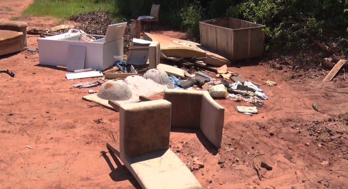 Descarte irregular de lixo causa transtornos em Três Lagoas; prefeitura alerta para coleta correta