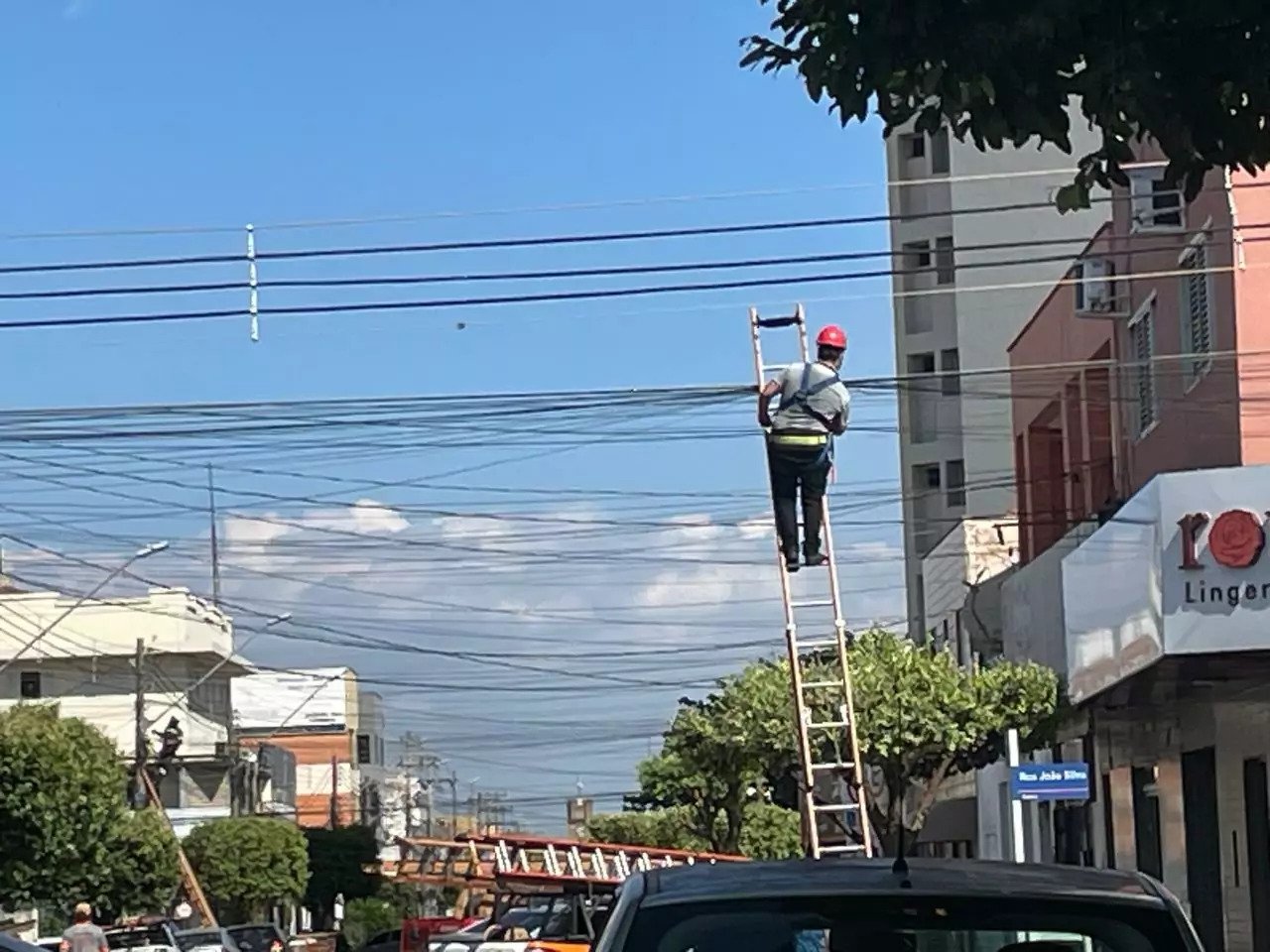 Neoenergia Elektro Retira Mais de 5 Toneladas de Fios Irregulares de Postes em Três Lagoas