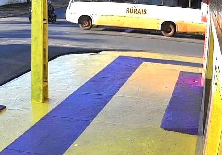 Ônibus e motos se envolvem em acidente no Santos Dumont, Três Lagoas; dois feridos