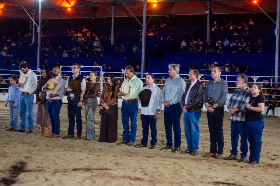Expotrês 2026 começa em grande estilo com rodeio e show de Zé Neto & Cristiano