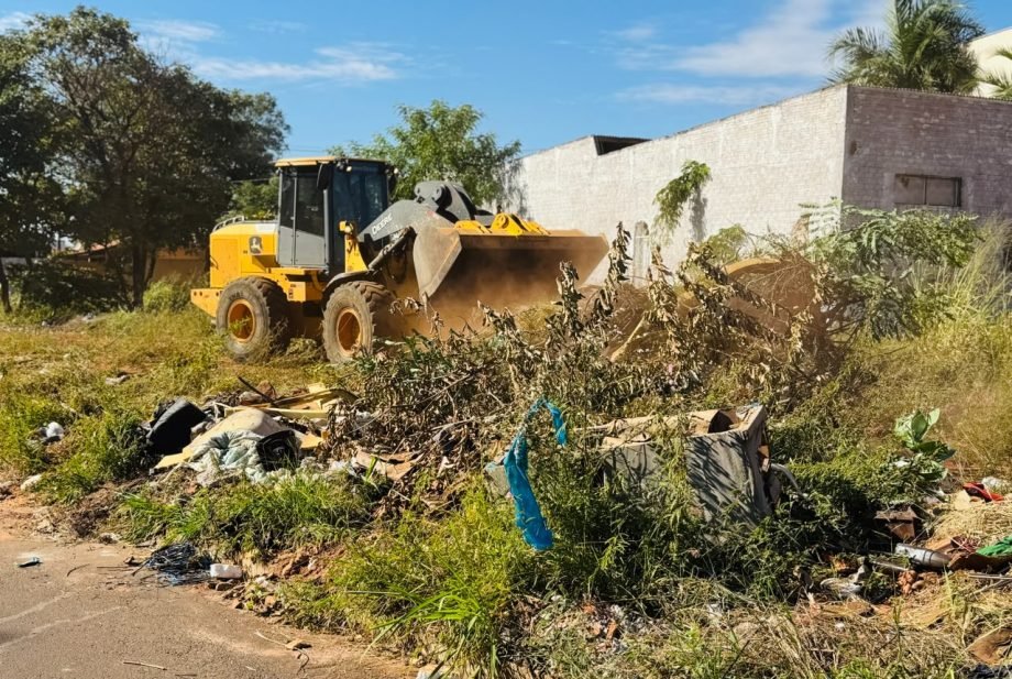 Força-tarefa de limpeza chega à Vila Piloto com foco na retirada de entulhos e lixos descartados incorretamente