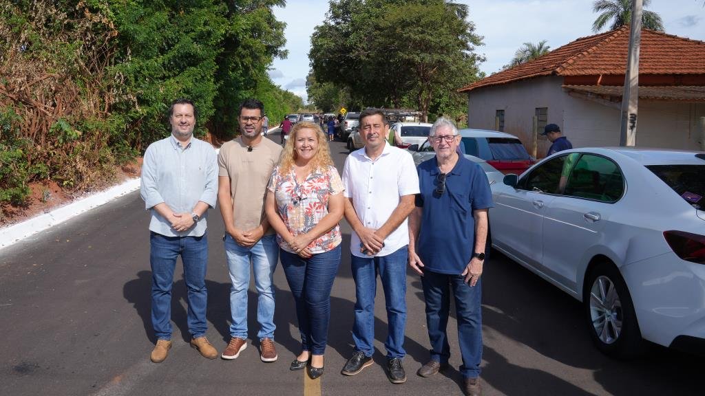 Vereadores marcam presença na inauguração da pavimentação da Urias Ribeiro