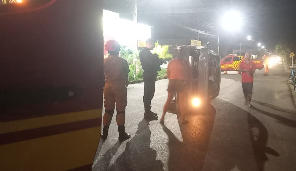 Carro tomba após colisão no Paranapungá, em Três Lagoas, mas ninguém se fere