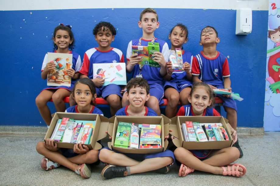 Prefeitura de Três Lagoas distribui kits escolares em escolas da rede municipal