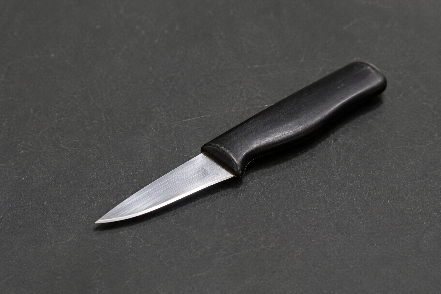 Homem é detido por porte de arma branca durante a madrugada em Três Lagoas