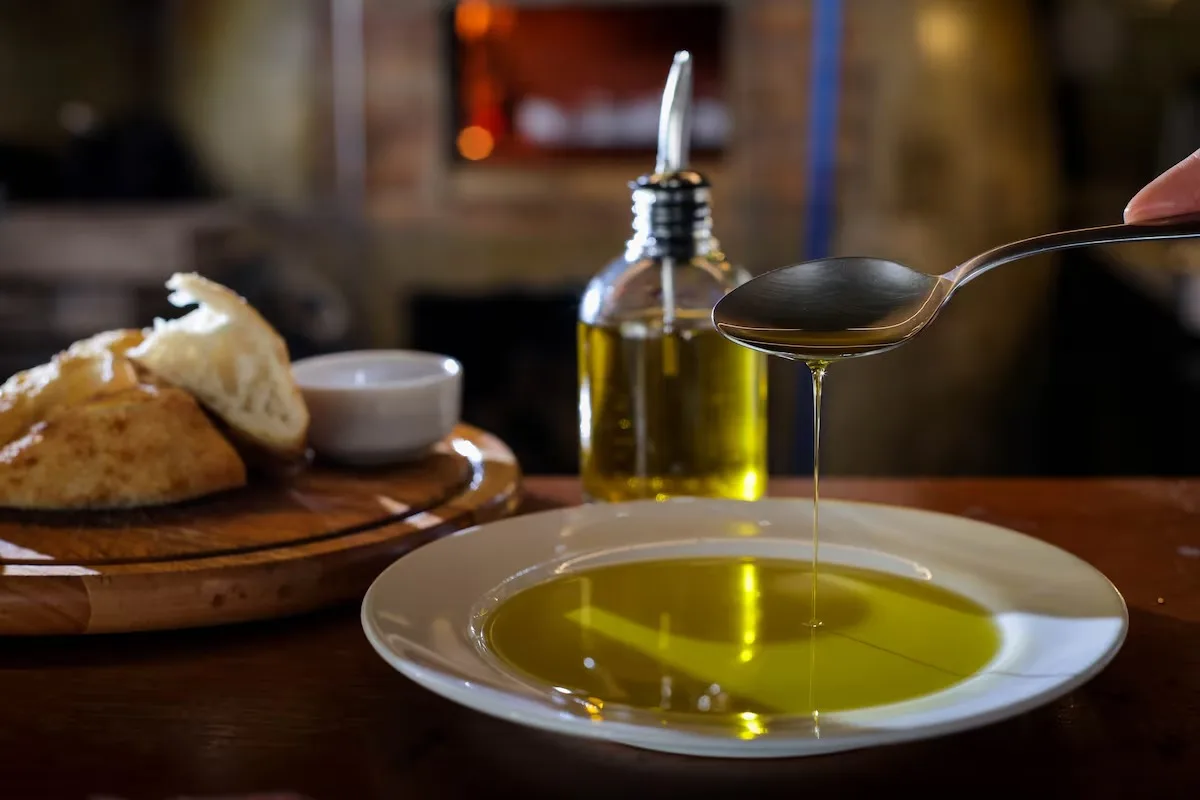 Anvisa retira de circulação azeite de oliva de origem incerta e suspende lotes de doce de leite e sal grosso