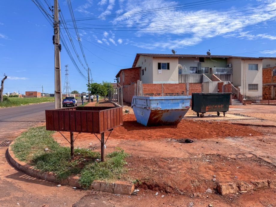 Prefeitura disponibiliza caçambas e contêineres no Novo Oeste para incentivar o descarte correto de lixo