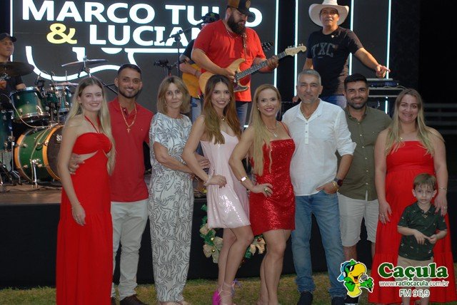 Aconchegante Noite de Natal Ilumina Fazenda com Amigos e Música