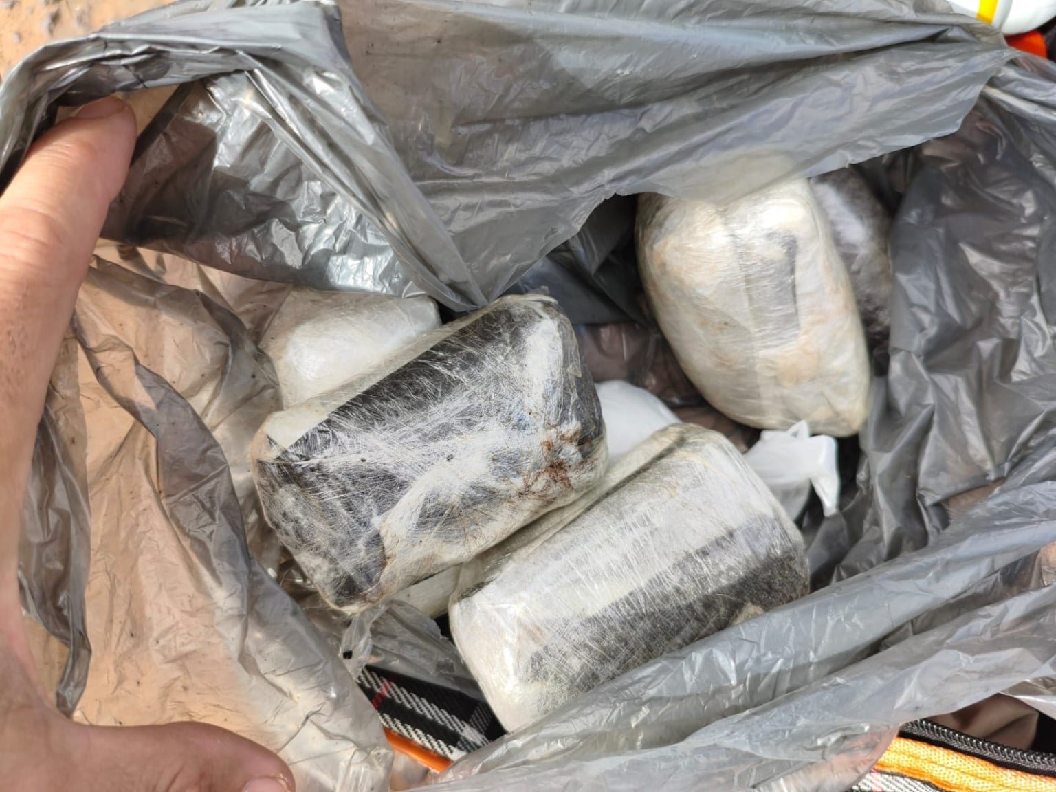 PRF detém mulher com mais de 22 quilos de entorpecentes e cigarros ilegais na BR-262