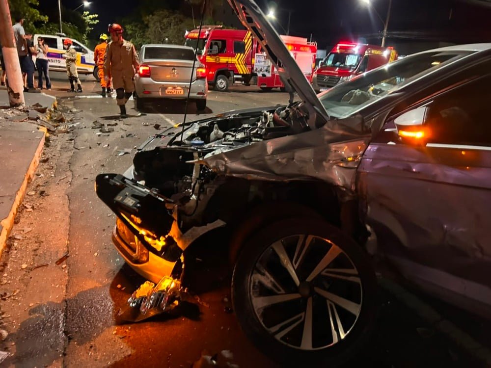 Forte colisão entre dois carros em Três Lagoas deixa veículos destruídos, mas sem feridos