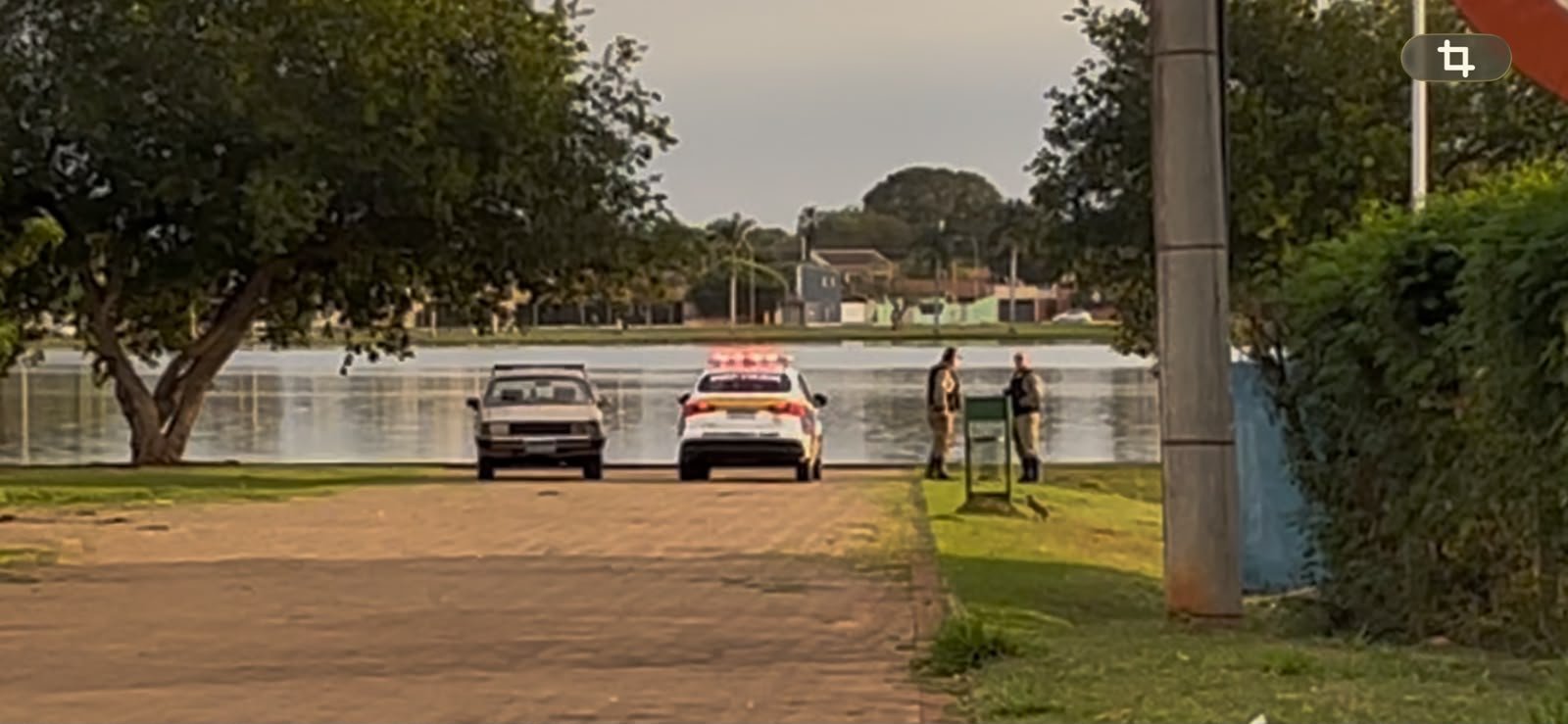 Veículo estacionado em local proibido na Lagoa Maior mobiliza fiscalização do DEPTRAN em Três Lagoas