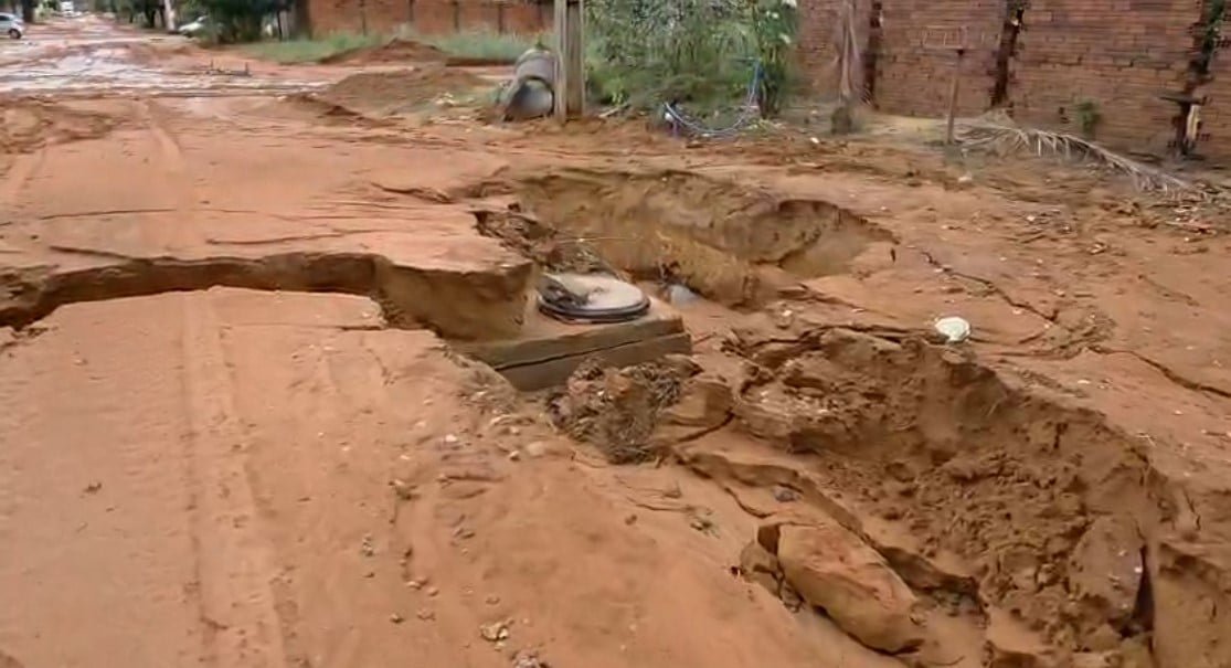 Erosão causada por chuva forte impede morador de sair de casa em Três Lagoas