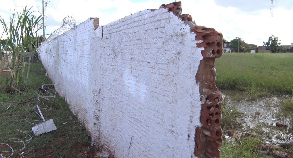 Muro de cemitério desaba em Três Lagoas após fortes chuvas