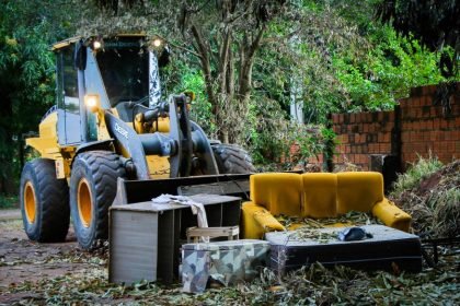Ação de limpeza urbana combate descarte irregular de resíduos no Bairro Santa Luzia e progride pelo município