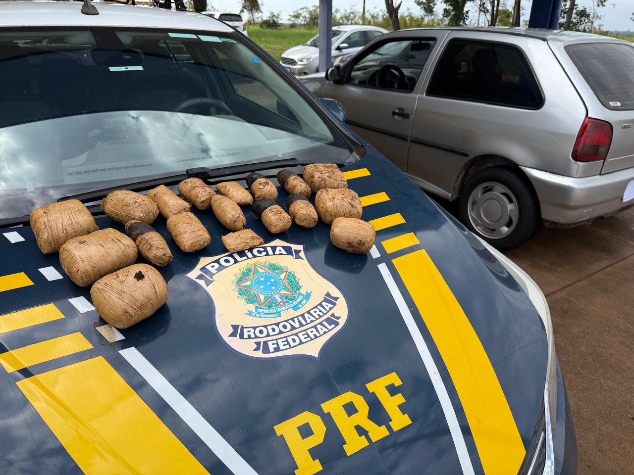 Polícia Rodoviária Federal apreende 5,4 kg de haxixe ocultos em acabamento de veículo na BR-158, em Três Lagoas