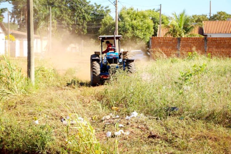 Fiscalização em Três Lagoas aplica quase R$ 1 milhão em multas por terrenos sujos e R$ 70 mil por falta de calçadas