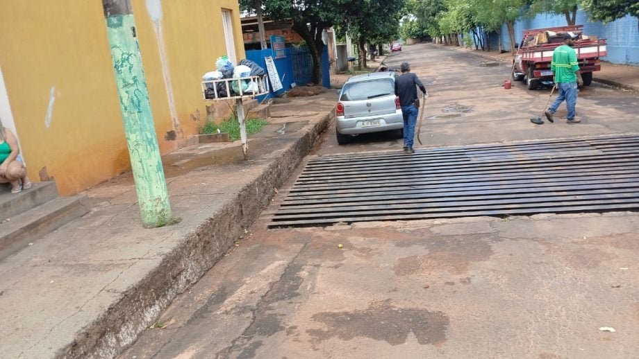 Lixo acumulado agrava problemas de drenagem em Três Lagoas após fortes chuvas
