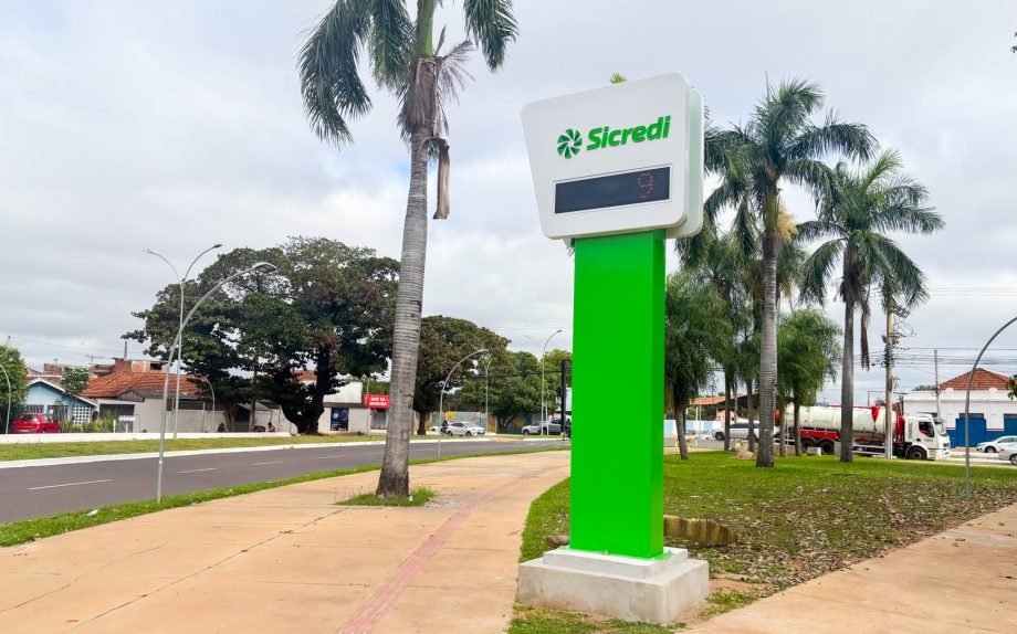 Três Lagoas recebe relógio digital urbano por meio de parceria entre a Prefeitura e o Sicredi