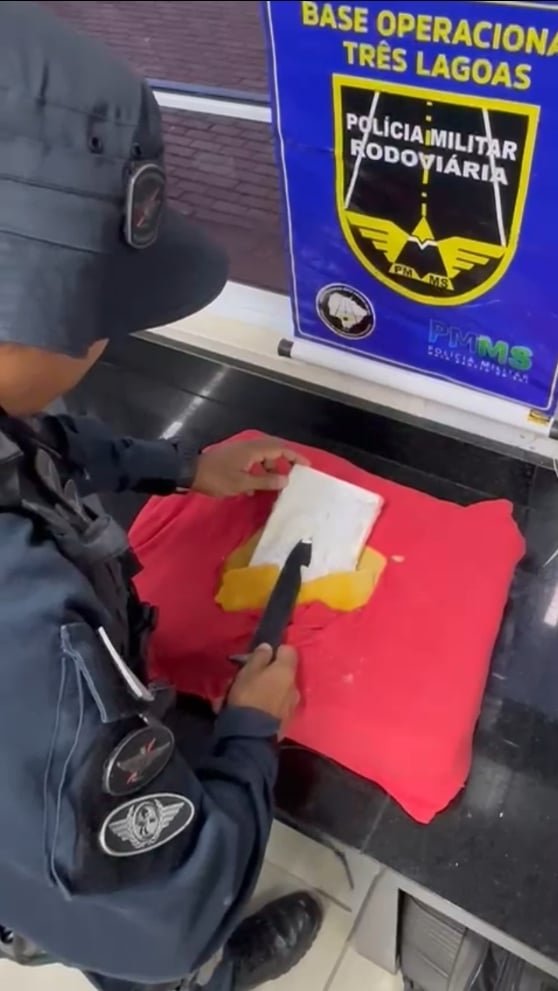 Traficante de 21 anos é pego com cocaína escondida em travesseiro em ônibus em Três Lagoas