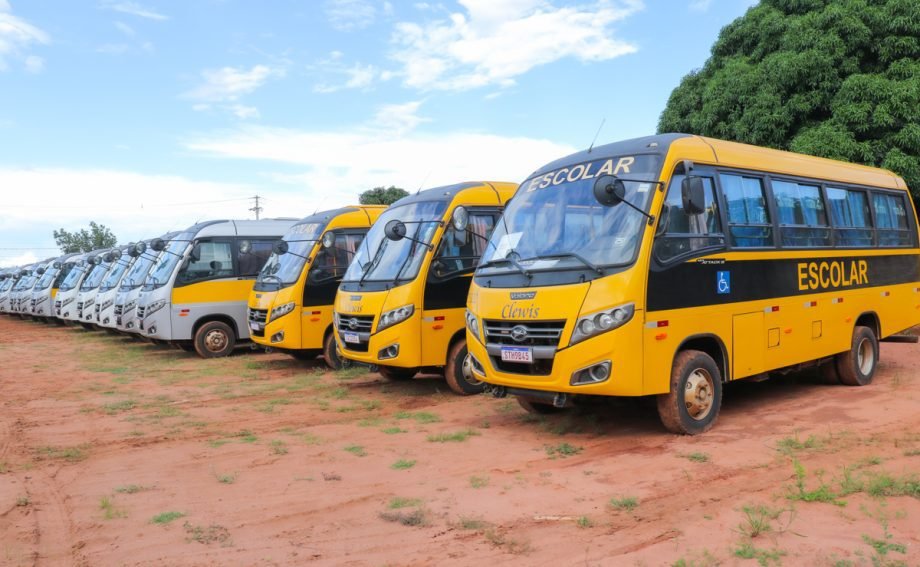 Prefeitura apresenta nova frota do transporte escolar rural para atender estudantes do Distrito de Arapuá e região
