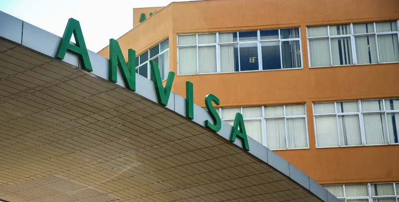 Anvisa determina recolhimento de produtos com desvios de qualidade, alertando a população sobre seu uso