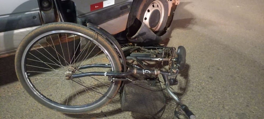 Ciclista ignora sinal de 'Pare' e é atingido por van em rotatória da Jary Mercante