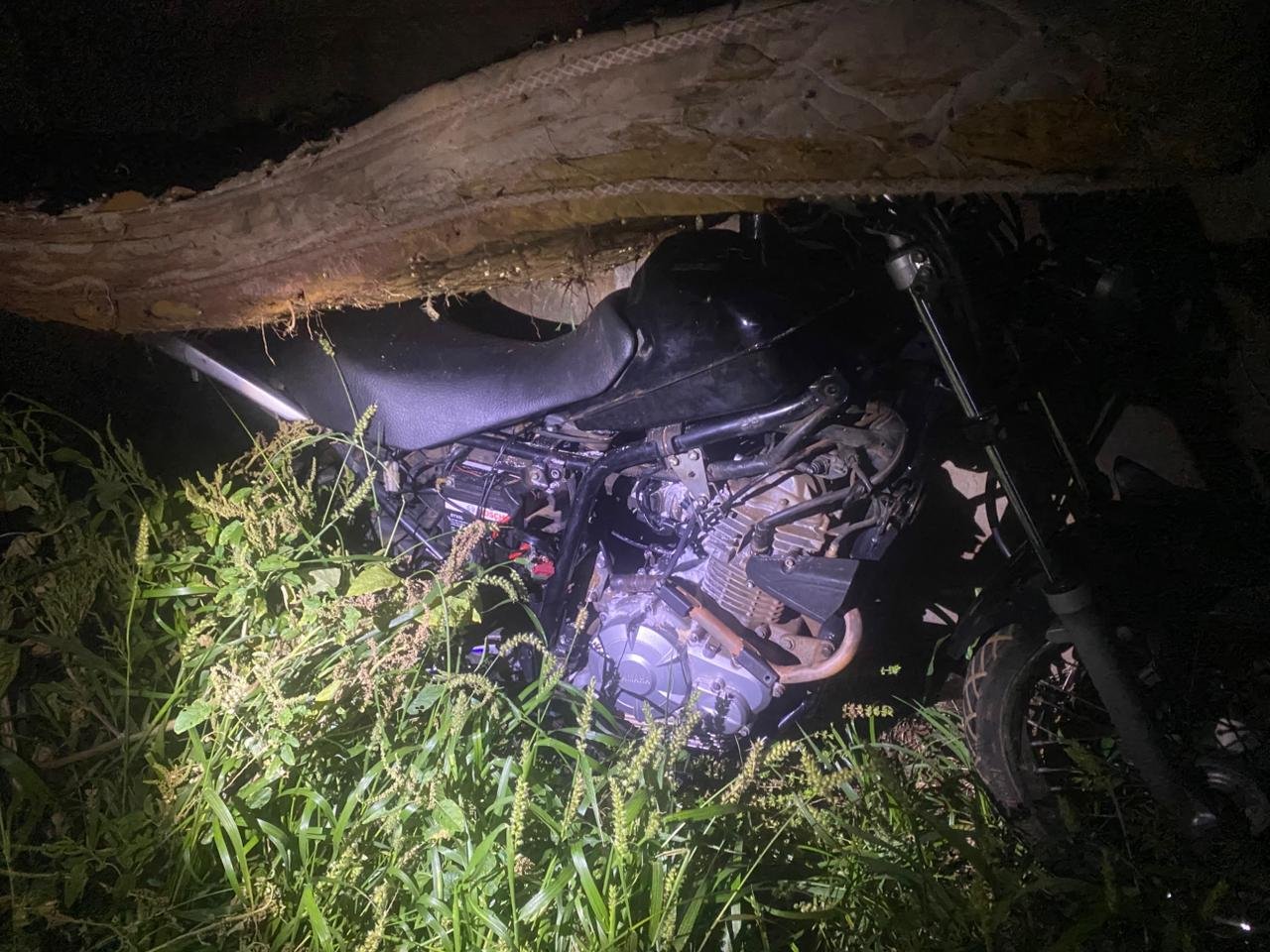 Desmanche de motos furtadas descoberto na Vila Piloto; adolescente é detido