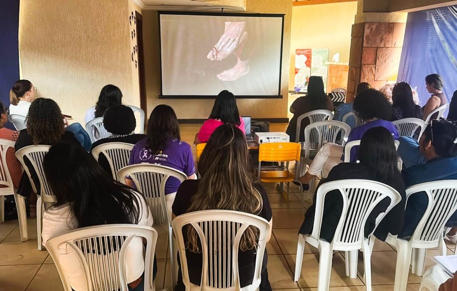 SMAS promove “Tarde de Cinema” trazendo reflexão sobre violência contra a mulher no CRAM