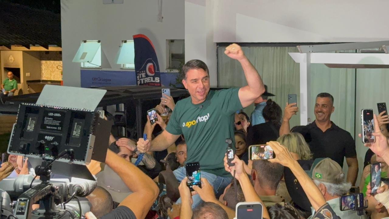 Flávio Bolsonaro marca presença na Expogrande 2026 e desfila a cavalo